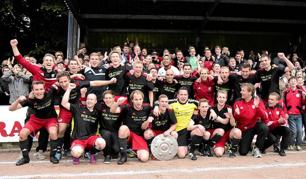 Das Dream Team von Westfalia Osterwick, Meister in der Kreisliga A und jetzt auch Aufsteiger in die Bezirksliga: hinten von links: Jan Wilmer, der Pechvogel, der sich gegen die SG Coesfeld 06 das vordere Kreuzband gerissen hat, Hannes Grams, Florian Prause, Johannes Sicking, Jan Kröger, Pascal Leipelt, Zoui Allali, Ulrich Wirtz, Roland Kortüm, Niklas Segbers, Benjamin Raabe, Daniel Richter; vorn von links: Tobias Paschert, Niklas Weßeling, Florian Göbel, Davide Recker, Johannes Frieling, Timo Mevenkamp, Steffen Warneke, Tobias Lanfers, Sebastian Graute, Thomas „Blacky“ Blakert, Dennis Alfering. Foto: az