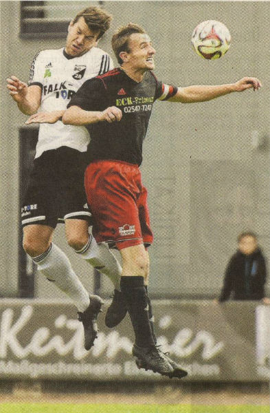 Mit Kampf und Köpfchen: Tobias Paschert (links), der Kapitän von Westfalia Osterwick, stürzte sich in jedes Duell.