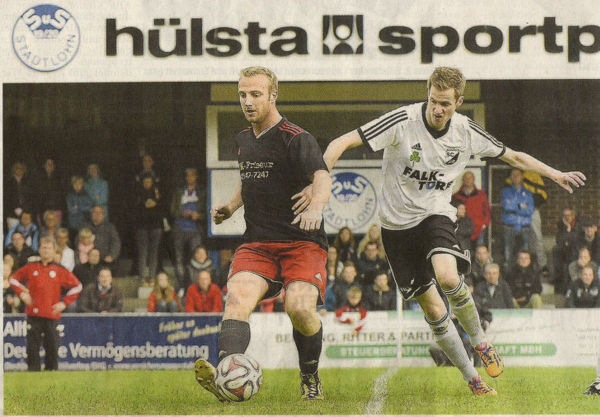 Mit lädierter Schulter durchgehalten: Niklas Segbers (links) der Torjäger aus Osterwick, wurde vom Aufwärmen noch in der Kabine getaped. Dann ging er auf den Platz und spielte so, als sei es nichts gewesen. Bis kurz vorm Schlusspfiff hielt Segbers durch, erzielte zwei Treffer beim klaren 4:1-Erfolg und ließ sich auswechseln.