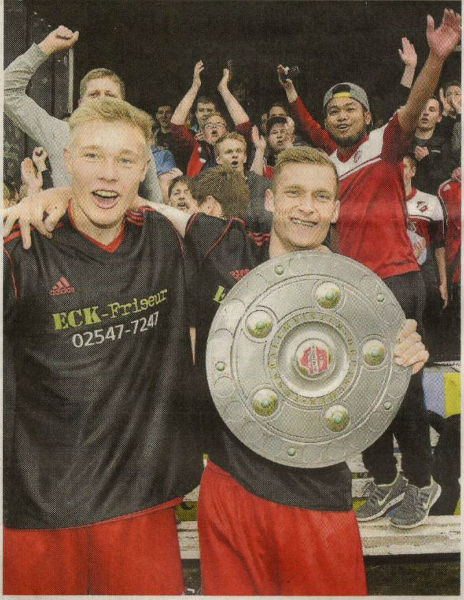 Der Jungspund und der Dauerläufer: Jan Kröger (links) und Timo Mevenkamp lassen sich mit der Schale ausgiebig feiern.