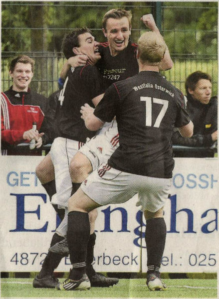 Volltreffer! Käpt'n Tobias Paschert (Mitte) wird von Pascal Leipelt (links) und Niklas Segbers (rechts) auf Händen getragen.