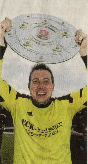 Keeper Steffen Warneke reißt die Salatschüssel in die Höhe.