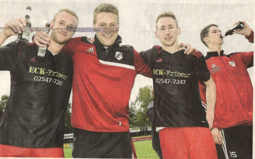 Prost, prost! Auf den Aufstieg stoßen an (von links): Niklas Segbers, dem gleich mehrmals die Schulter herausgesprungen ist und der dennoch durchgehalten hat, Jan-Simon Wilmer, der sich das vordere Kreuzband gerissen hat, Tobias Lanfers und Hannes Grams.