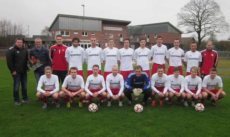 Hinten von links: Jürgen Boll (Westfalia Sponsoren-Team), Franz Eynk (Vertreter der Firma Scharlau), Jan-Simon Wilmer, Lukas Segbers, Niklas Segbers, Johannes Sicking, Niklas Weßeling, Ulrich Wirtz, Daniel Richter, Tobias Paschert, Spielertrainer Engin Yavuzaslan, Co-Trainer Roland Kortüm; vorn von links: Jan Kröger, Luis Lammers, Tobias Lanfers, Florian Göbel, Hubertus Wolbeck, Timo Mevenkamp, Davide Recker, Sebastian Graute und Tobias Schönnebeck.