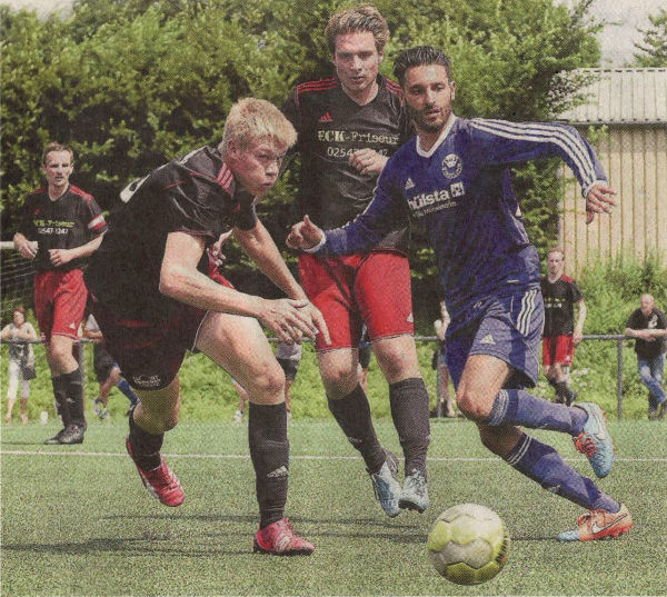 Der Youngster in der zusammengew&uuml;rfelten Mannschaft zeigte einen engagierten Auftritt. Jan Kr&ouml;ger (links) kam, sah und &uuml;berzeugte seinen Trainer mit einer engagierter Leistung Fotos: uh