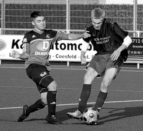 In letzter Sekunde dazwischen: Riccardo Pollicina (links) stört Westfalia-Nachwuchsmann Jan Kröger beim Torschuss. Foto: Frank Wittenberg