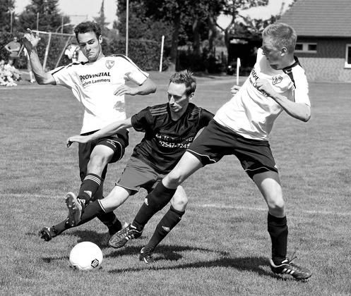 Im Beerlager Sandwich: Tobias Lanfers (Mitte) muss sich gegen Manuel Tälkers (links) und Christian Lütke-Enking behaupten. Foto: Frank Wittenberg