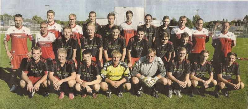 Als Westfalia-Familie bezeichnet Engin Yavuzaslan die enge Zusammenarbeit zwischen erster und zweiter Mannschaft: (hinten von links) Jan-Simon Wilmer, Co-Trainer Roland Kortüm, Tobias Paschert, Niklas Weßeling, Daniel Richter, Sebastian Brambrink, Jens Averkamp, Co-Trainer Thomas Blakert, Torwarttrainer Steffen Warnecke, Westfalia II-Trainer Udo Mester; Mitte von links: Spielertrainer Engin Yavuzaslan, Betreuer Dennis Alferink, Michael Kleine-Ossendorf, Yannik Lammers, Ulrich Wirtz, Julian Sicking, Tobias Schönnebeck, Daniel Voß; unten von links: Ralf Borgert, Jan Kröger, Hannes Grams, Marcell Vollmer, Hubertus Wolbeck, Timo Mevenkamp, Tobias Lanfers, Davide Recker; es fehlen: Niklas Segbers, Pascal Leipelt, Florian Prause, Mike Graute, Sebastian Graute und Johannes Sicking.