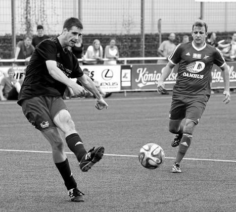 Daniel Richter (links) nimmt Maß, zirkelt diesen Versuch aber nur an den Außenpfosten. SG-Defensivmann Marius Wiesmann kann nicht mehr eingreifen. Foto: az