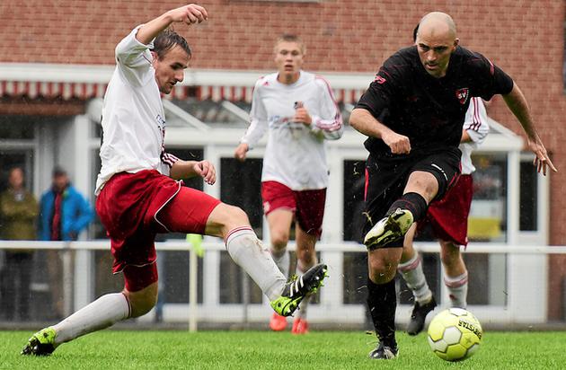 Erfolgreiche Rückkehr: Zoui Allali (rechts), Ex-Spielertrainer in Osterwick, feiert mit seinem neuen Klub SV Gescher einen 5:2-Sieg. Foto: az