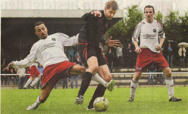 Knallhartes Duell: Johannes Dönnebrink (Mitte), Sturmspitze beim SV Gescher und Engin Yavuzaslan (links), der neue Spielertrainer von Westfalia Osterwick, rasseln aneinander. Tobias Paschert (rechts), Käpt'n der Hausherren, verfolgt aufmerksam den Zweikampf.