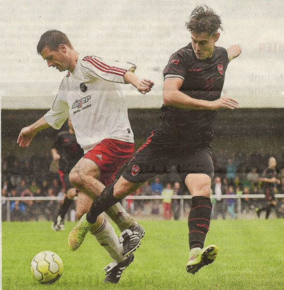 Mit Haken und &Ouml;sen: Daniel Richter (links), der Defensivmann vom Aufsteiger Westfalia Osterwick, und Alex Lanfer (rechts), Mittelfeldmann vom SV Gescher, k&auml;mpfen um die Kugel.