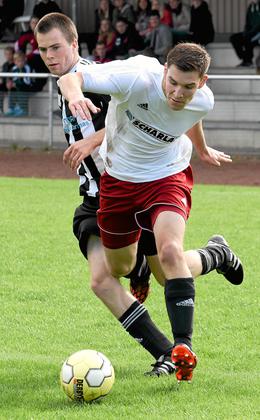 Spielentscheidende Szene: Ulrich Wirtz (vorne) wird zu Fall gebracht – aber der Schiri pfiff nicht. Fotos: fw Foto: az