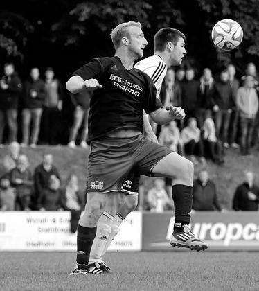 Erzielte die Führung: Niklas Segbers (links), Angreifer von Westfalia Osterwick Foto: az