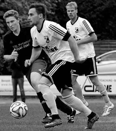 Auf der Lauer: Johannes Sicking (links) vom Bezirksligisten Westfalia Osterwick. Foto: az