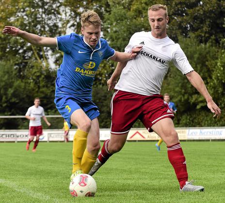 Gib mir die Kugel: Niklas Segbers (rechts) im Duell mit dem D&uuml;lmener Kilian Reiker. Foto: az
