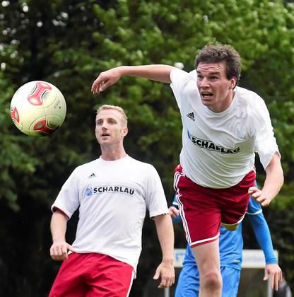 Fußball mit Köpfchen: Pascal Leipelt, kurz vor der Pause eingewechselt, bringt frischen Schwung ins Osterwicker Angriffsspiel. Foto: az