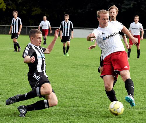 Doppeltorschütze im Meisterschaftsspiel gegen Vorwärts Epe: Niklas Segbers (rechts). Foto: az