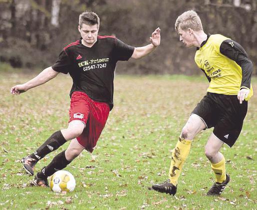 Vor dem Führungstreffer war er nur durch ein Foul zu bremsen: Tobias Schönnebeck (links). Foto: Frank Wittenberg
