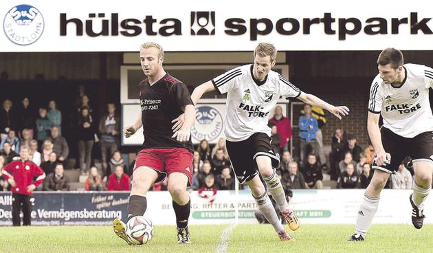 Bald wieder vereint: Niklas Segbers, Torjäger beim Bezirksligisten Westfalia Osterwick, folgt seinem Ex-Trainer Zoui Allali, mit dem er im vergangenen Sommer im Entscheidungsspiel gegen den SC Südlohn den Aufstieg feierte. In der kommenden Saison 2016/17 werden beide Seite an Seite für den Liga-Rivalen SV Gescher spielen. Fotos: Ulrich Hörnemann Foto: az