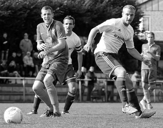Ein Tor blieb ihm gegen Dülmen verwehrt. Hoffentlich trifft Niklas Segbers (rechts) heute Abend gegen Epe. Foto: Ulrich Hörnemann