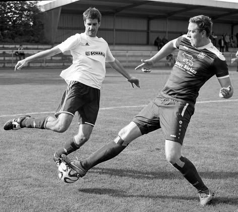 Wieder gescheitert: Daniel Richter (links), der zur Pause verletzt ausgewechselt werden musste, und die Westfalia warten weiter auf den ersten Saisonsieg. Foto: Frank Wittenberg