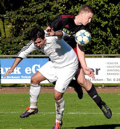 Verbissen bis zur 97. Minute ging es in Reken zu – hier hat Westfalia-Abwehrmann Johannes Sicking (rechts) die Lufthoheit gegen René Aguilar. Fotos: fw Foto: az
