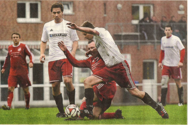 Mit langen Schritt eilt der Osterwicker Tobias Schönnebeck am grätschenden Gegenspieler  von Rot-Weiß Deuten vorbei.