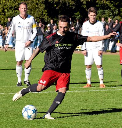 Mittendrin statt nur am Rand: Nach seiner Sperre kehrt Engin Yavuzaslan heute für Westfalia Osterwick auf den Rasen zurück. Foto: Frank Wittenberg