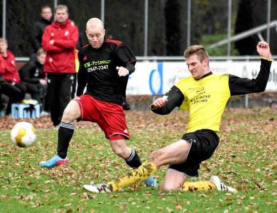 Bissiger präsentierten sich die Merfelder wie hier gegen Florian Göbel (links) – und gewann am Ende verdient. Foto: Frank Wittenberg