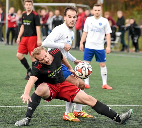 Schmerzhafter Ausfall: Erst kurzfristig wird sich entscheiden, ob Niklas Segbers (vorne) seiner Westfalia gegen den FC Epe helfen kann. Foto: Frank Wittenberg