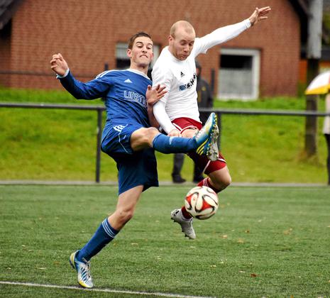 Mit vollem Einsatz zum ersten Sieg – Florian Göbel (rechts) macht es vor. Torjäger Niklas Segbers (kl. Foto) markierte zwei Treffer und holte einen Elfmeter heraus. Fotos: fw Foto: az