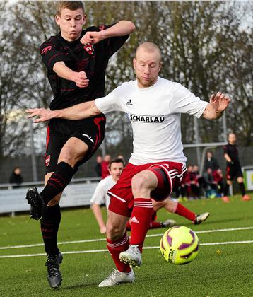 Augen zu und durch: Ren&eacute; B&ouml;ing (SV Gescher (links) und Florian G&ouml;bel (Westfalia Osterwick). Foto: az