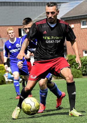 Alles klar: Engin Yavuzaslan bleibt auch in der Saison 2016/17 Spielertrainer bei Westfalia Osterwick. Foto: Ulrich Hörnemann