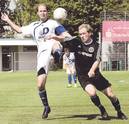 Auf und davon: Nach nur einer halben Saison geht Abwehrspieler Johannes „Jojo“ Frieling (links) vom A-Kreisligistem DJK Coesfeld-VBRS II zurück zum Bezirksligisten Westfalia Osterwick. Foto: az