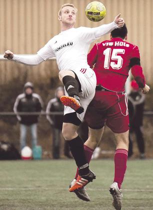 Herr der Lüfte: Niklas Segbers überspringt seinen Gegenspieler. Fotoss: Ulrich Hörnemann Foto: az