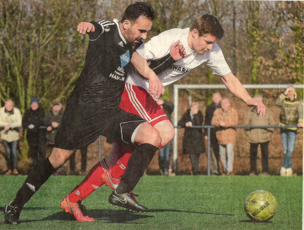 Hart umkämpft war die Partie: Tobias Schönnebeck (rechts) lieferte sich mit seinem Gegenspieler heiße Duelle. Fotos: Ulrich Hörnemann