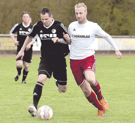 Wuchtiges Duell: Niklas Segbers (rechts) rangelt mit Semir Sekic um den Ball. Segbers traf zwar nicht selbst, war aber an der Entstehung von drei Treffern beteiligt. Foto: Frank Wittenberg