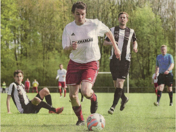 Ich bin dann mal weg: Pascal Leipelt verabschiedet sich von seinen Gegenspielern und reiht sich ein in die Liste der Torschützen. Fotos: Ulrich Hörnemann