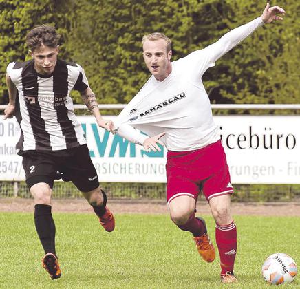Textilbremse: Fabrice Werner (links) kann den Osterwicker Niklas Segbers nicht anders stoppen. Foto: az