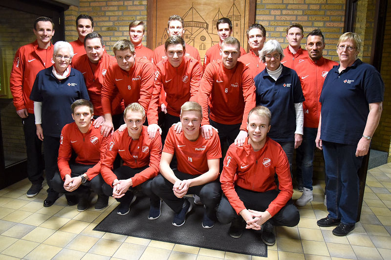 Allgemeine Zeitung: Diese Aktion hatte für Engin Yavuzaslan eine besondere Bedeutung. „Das ist wichtiger als drei Punkte“, betonte der Spielertrainer von Westfalia Osterwick – aus diesem Grund hatten sich die Fußballer geschlossen zum Blutspendetermin im Pfarrheim eingefunden, viele darunter zum ersten Mal. Die Aktiven des DRK, hier Anneliese Völker, Hildegard Bußmann und Maria Meyering, freuten sich über den Einsatz und hoffen auf Nachahmer. Weitere Gelegenheiten zur Blutspende gibt es heute von 16.30 bis 20.30 Uhr am Sebastianheim in Höven sowie am morgigen Donnerstag (26. 1.) zur selben Zeit am Heimat- und Bürgerhaus Bahnhof Darfeld. Foto: Frank Wittenberg