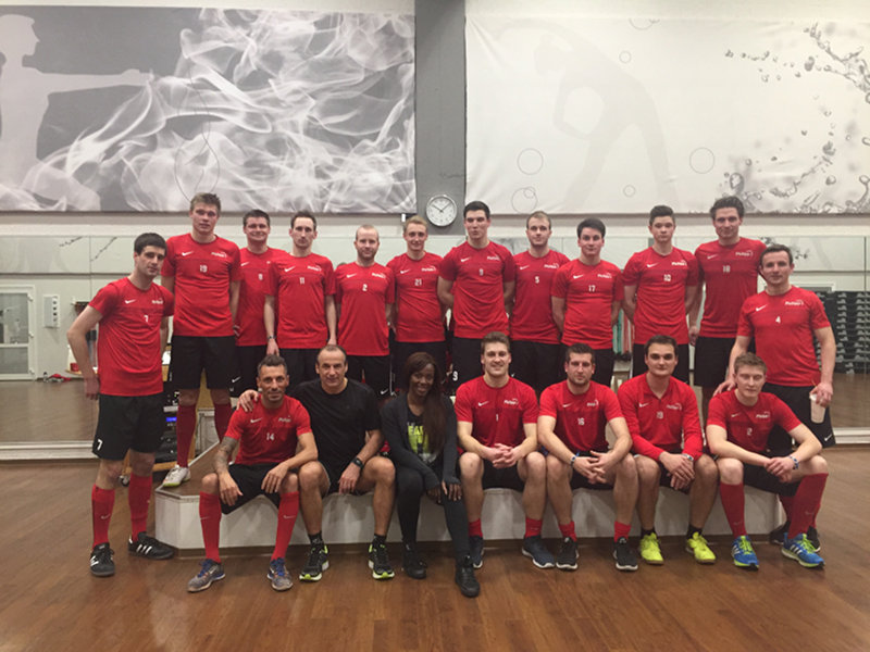 In drei schweißtreibenden Einheiten haben sich die Jungs unter fachlicher Anleitung im Fitness-Studio in Recklinghausen für das Aufstiegsrennen in der Kreisliga A fit gemacht.