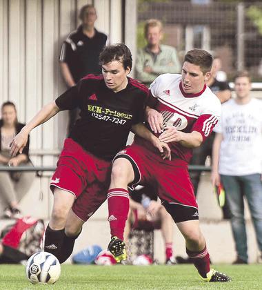 Der Turbo-Dribbler: Pascal Leipelt (links), der schnelle Angreifer von Westfalia Osterwick, liefert sich rassige Zweikämpfe mit dem Coesfelder Haudegen Mario Brambrink. Foto: Ulrich Hörnemann
