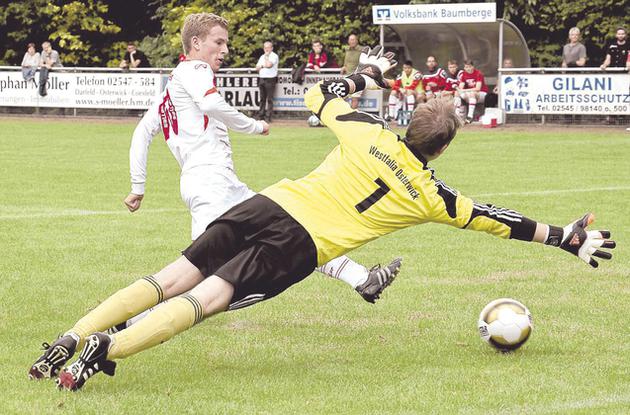 Zu diesem Zeitpunkt war der Favorit noch auf Kurs: René Böing überwindet Westfalia-Torwart Florian Prause zum 1:2. Foto: az