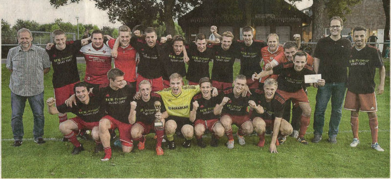Im Anschluss an das spannende Elfmeterschießen übergaben Johannes Seifer (2. v. r.) vom Sponsor Getränke Seifer aus Gescher und Heiner Eismann (links), Teamleiter Senioren bei der SG 09, Pokal und Siegerscheck an die Mannschaft von Engin Yavuzaslan (rechts). Foto: fw