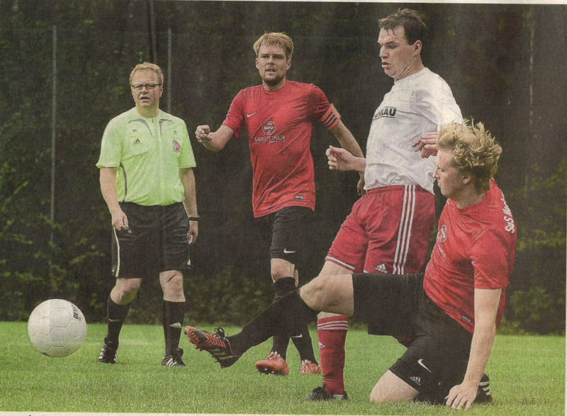 Immer in Bewegung: Pascal Leipelt (2. von rechts), Sturmspitze aus Osterwick, im Duell mit Andreas Kersten (rechts).