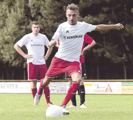 Platziert und wuchtig haute Engin Yavuzaslan den Foulelefmeter zur 1:0-Führung ins Netz. Foto: az
