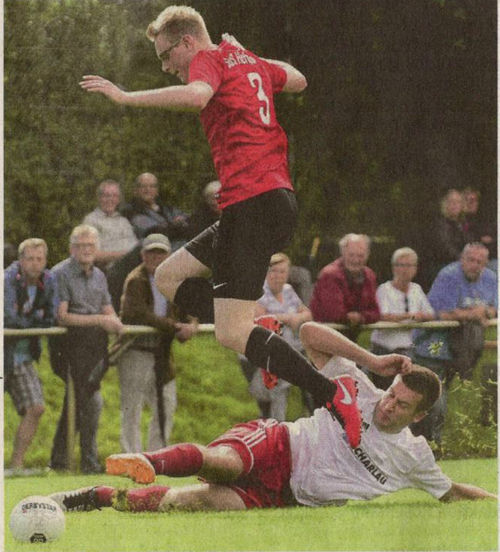 Hoch und weit: Malte Elkemann (oben), Außenverteidiger aus Hochmoor, überspringt den Osterwicker Benny Raabe (unten).