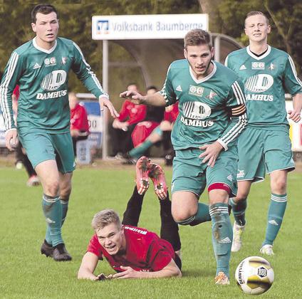 Bauchlandung abgewendet: Jan Kröger (am Boden), eingekesselt von Simon Lovermann, Kapitän David Plesker und Julian Neuenstein, und seine Kollegen holten einen Punkt gegen die SG 06. Foto: az