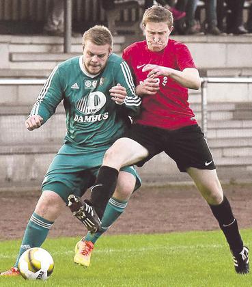 Knallharte Duell lieferten sich der SG-Angreifer Cedric Schürmann (links) und der Osterwicker Verteidiger Johannes Sicking. Foto: az